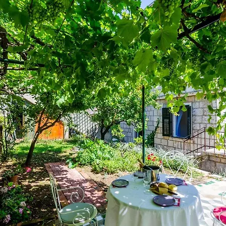 Eos & Vespera Apartman *